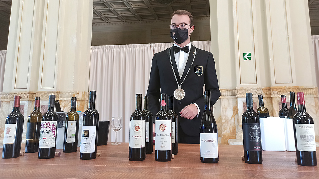 Spirito Italiano Intrigante passeggiata sul Red carpet della costa toscana vinicola