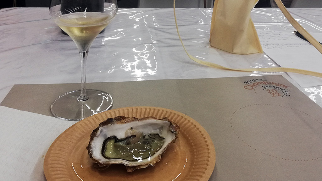 Questa immagine ha l'attributo alt vuoto; il nome del file è 22-WS-Comastri-Modena-champagne-Ostrica.jpg