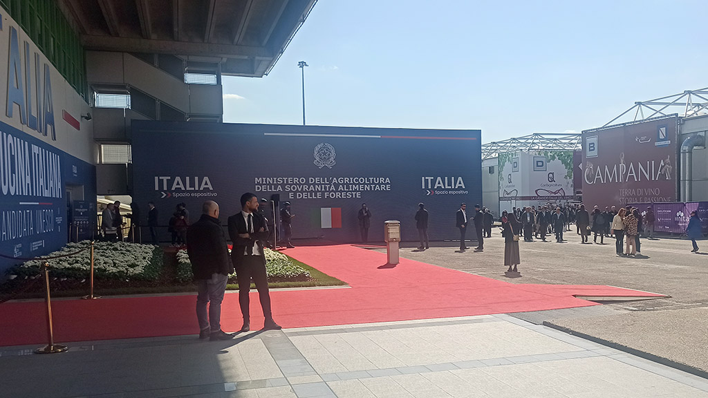 Spirito Italiano vinitaly satira politici meloni lollobrigida Spirito Italiano vinitaly satira politici meloni lollobrigida