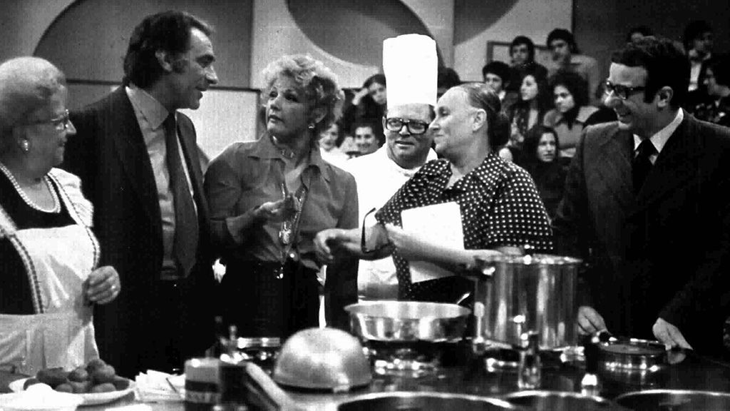 Spirito Italiano veronelli,cento anni,visione,vino Alberto Lupo, Lila Rocco, Ave Ninchi e Luigi Veronelli durante le riprese RAI di "A tavola alle 7" - credits: Radiocorriere (PDM)