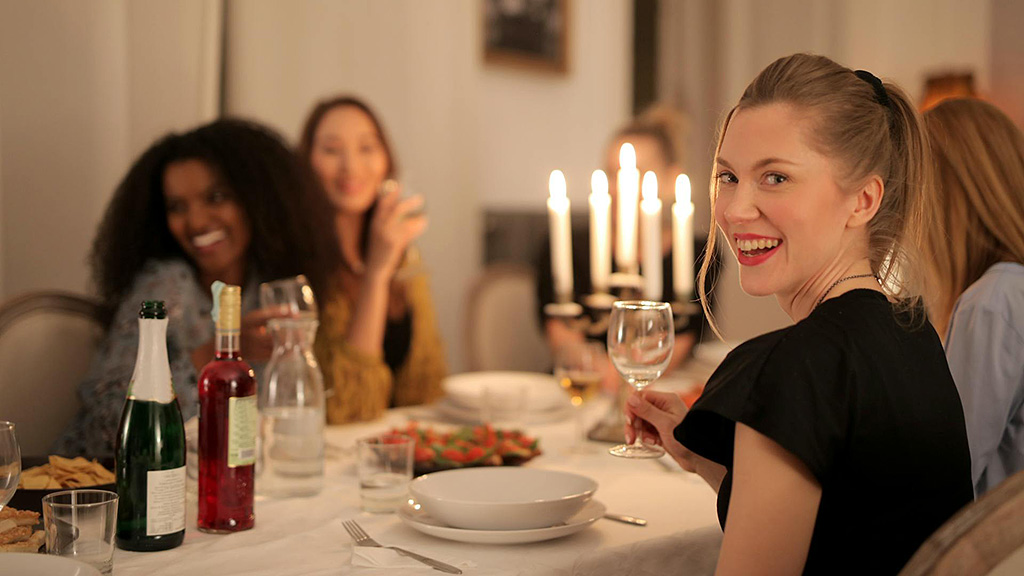 Spirito Italiano vino,galateo vino a tavola a casa con ospiti