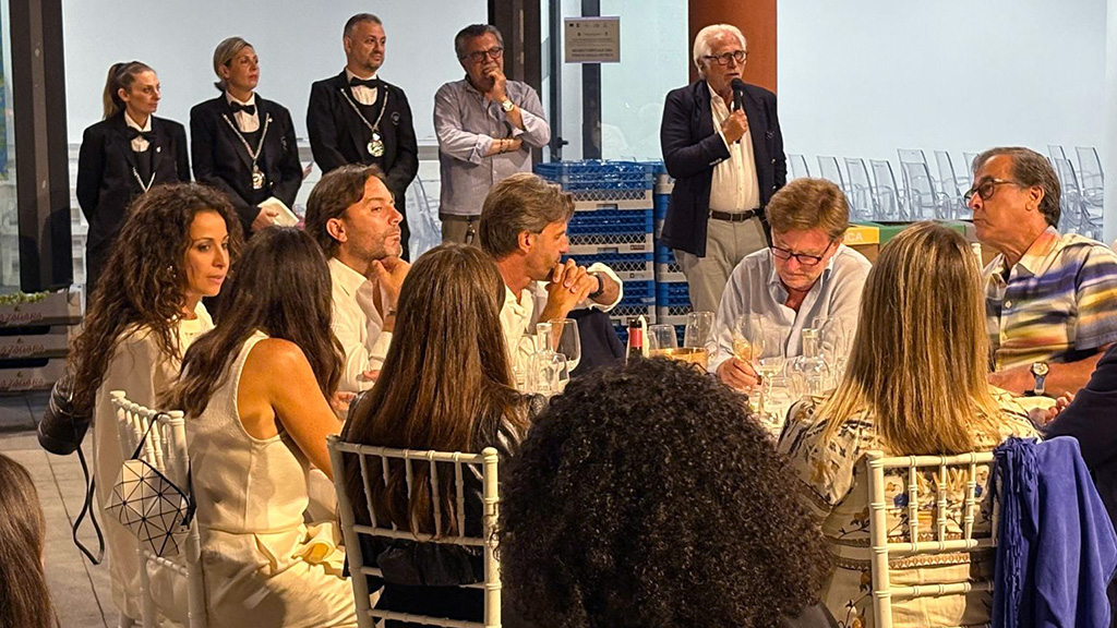 Spirito Italiano vinimilo Cena di beneficenza (in piedi: il produttore R. Maugeri) - courtesy Uff stampa ViniMilo