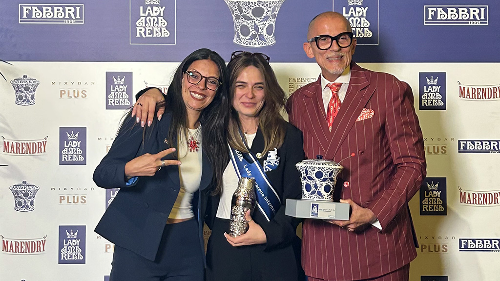 Spirito Italiano lady amarena,davidovich Lady Amarena International 2026:
Francesca Aste, Elina Davidovich (vincitrice), Nicola Fabbri - courtesy Uff. stampa Fabbri 1905